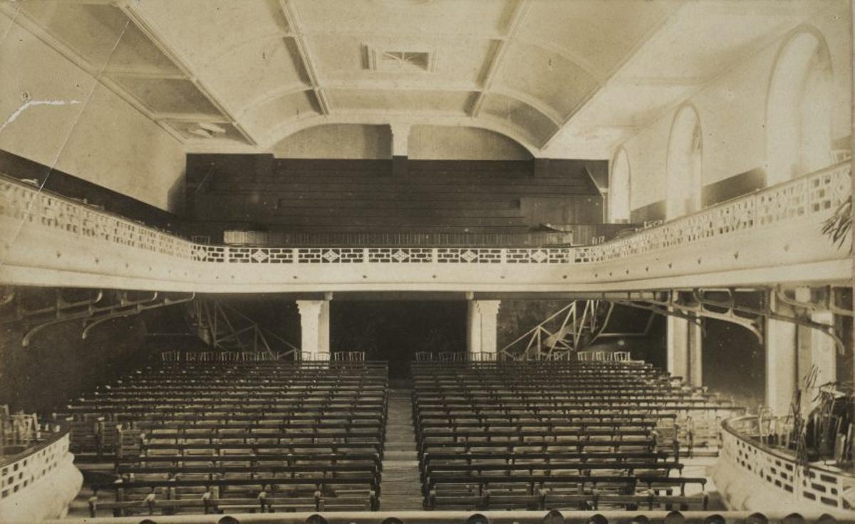 O xeneral Primo de Rivera na Baranda en agosto de 1929. Ao fondo, un dos cadros de cegos de Castelao.  | // ARQUIVO DE AUGAS DE MONDARIZ.
