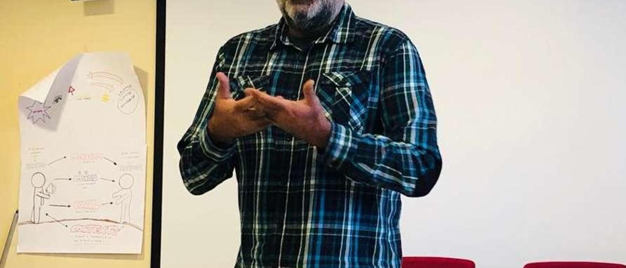 Aurelio García, durante la charla sobre los negocios de la comarca relacionados con el Camino de Santiago celebrada ayer en Luarca.