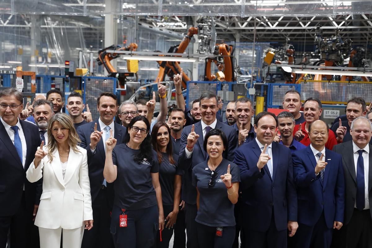 Pedro Sánchez y Juanfran Pérez Llorca, en el centro, con Yolanda Díaz, altos cargos de Ford y Geely y empleados.