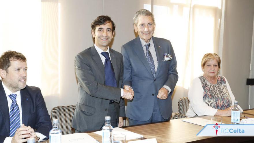 Carlos Mouriño y José Manuel Rey Varela, tras la firma del convenio. // @RCCelta