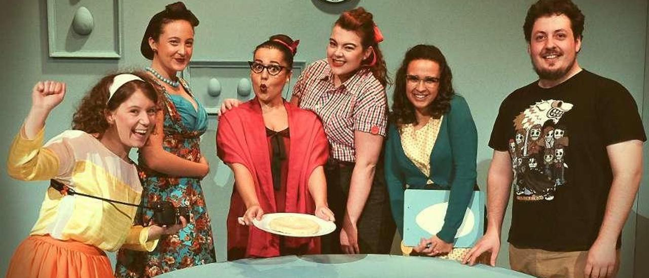 Javier Lojo, junto al resto del elenco artístico de &quot;Cinco mulleres que comen tortilla&quot;.