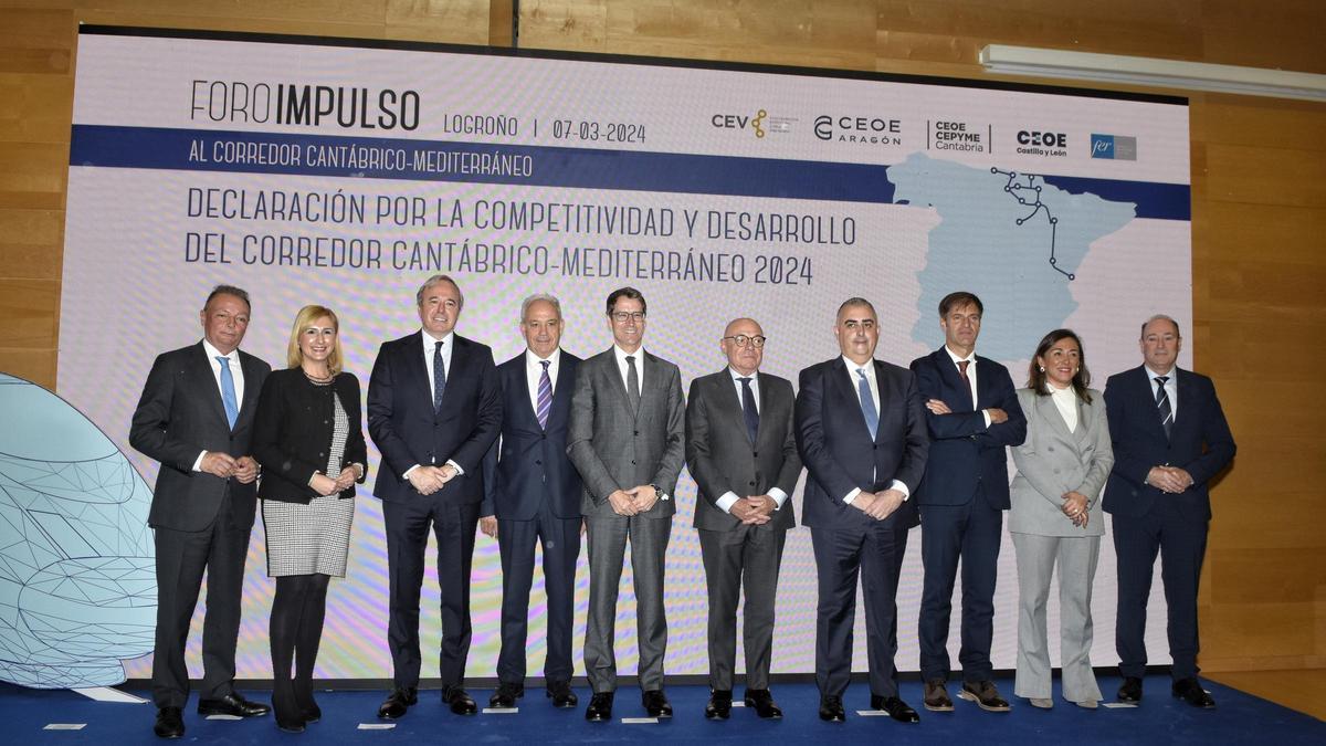 Los empresarios con los  representantes de las cinco  autonomías en la jornada de  Logroño.