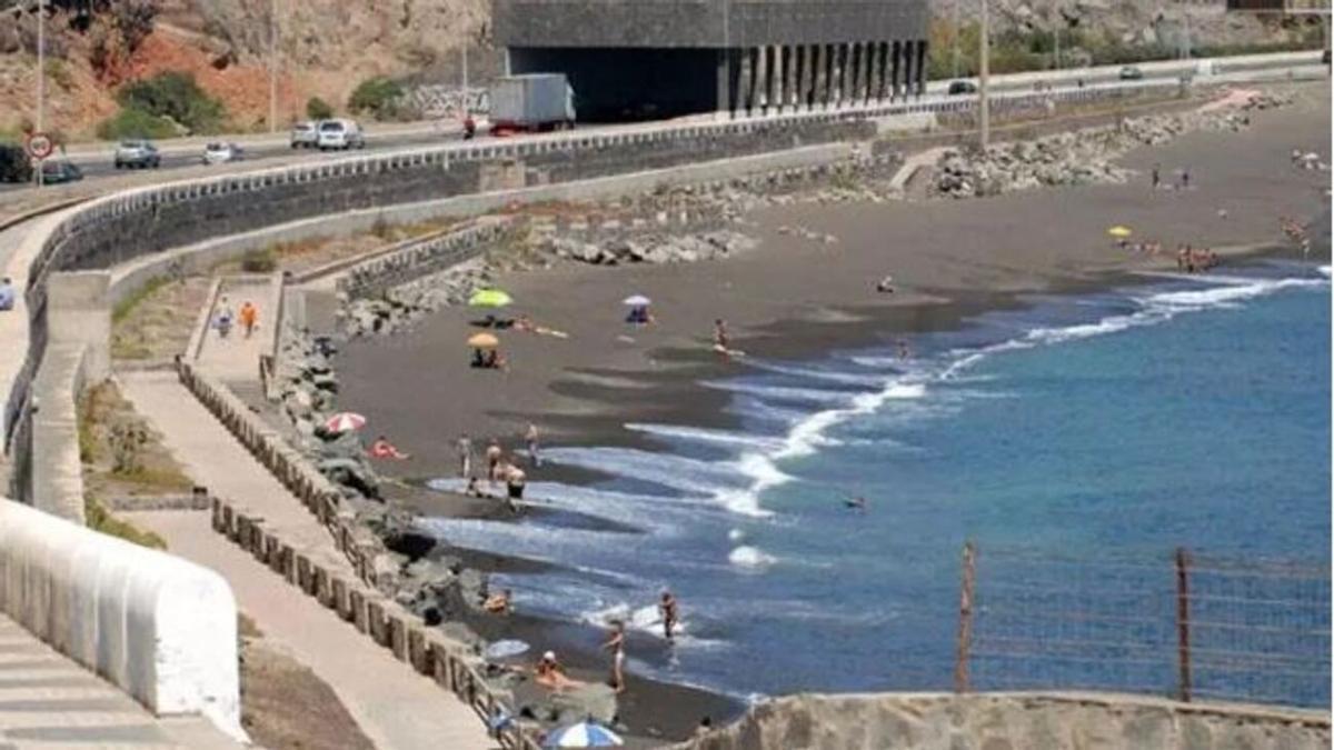 La autopista GC-1 a su paso por la playa de La Laja, en Las Palmas de Gran Canaria.