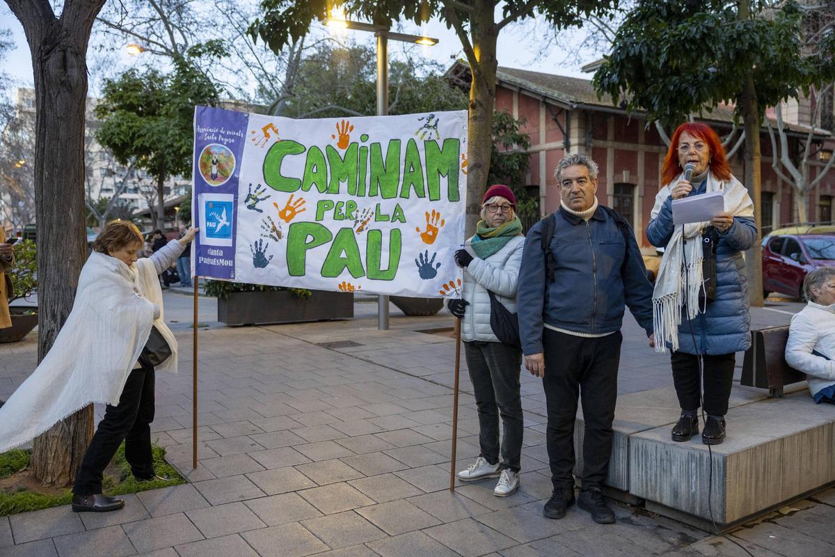 Marian Feliú durante la lectura del manifiesto por la paz en la plaza París.