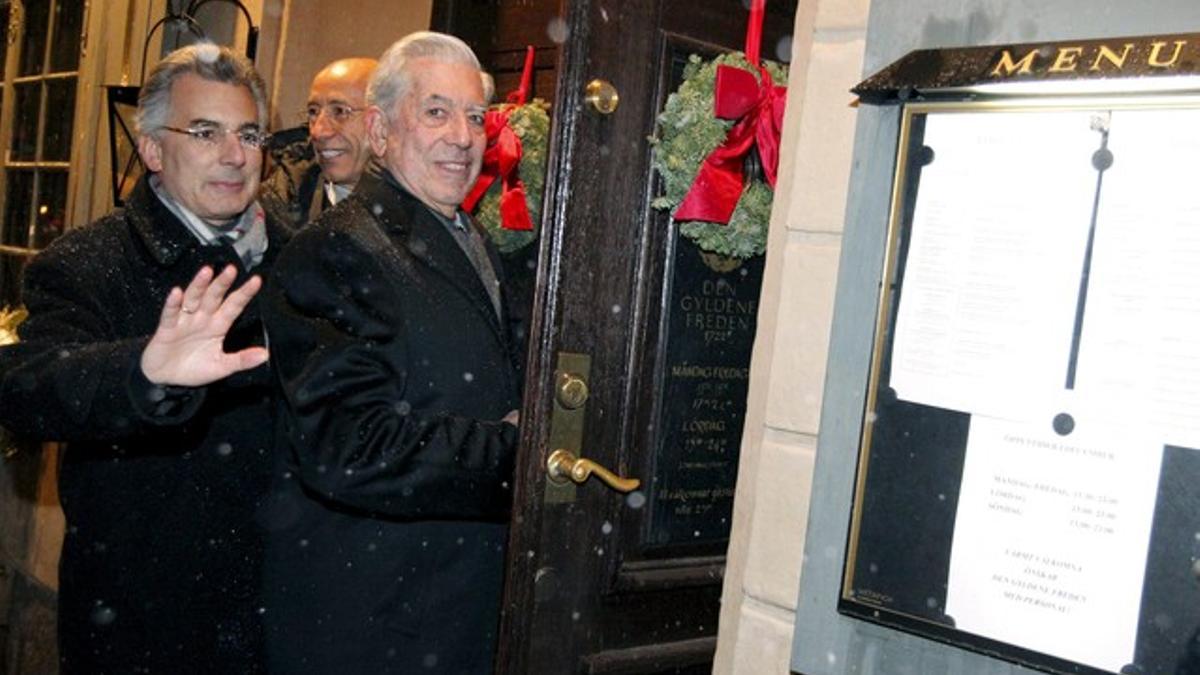 Vargas Llosa y su hijo Álvaro, a la entrada de un restaurante en Estocolmo.