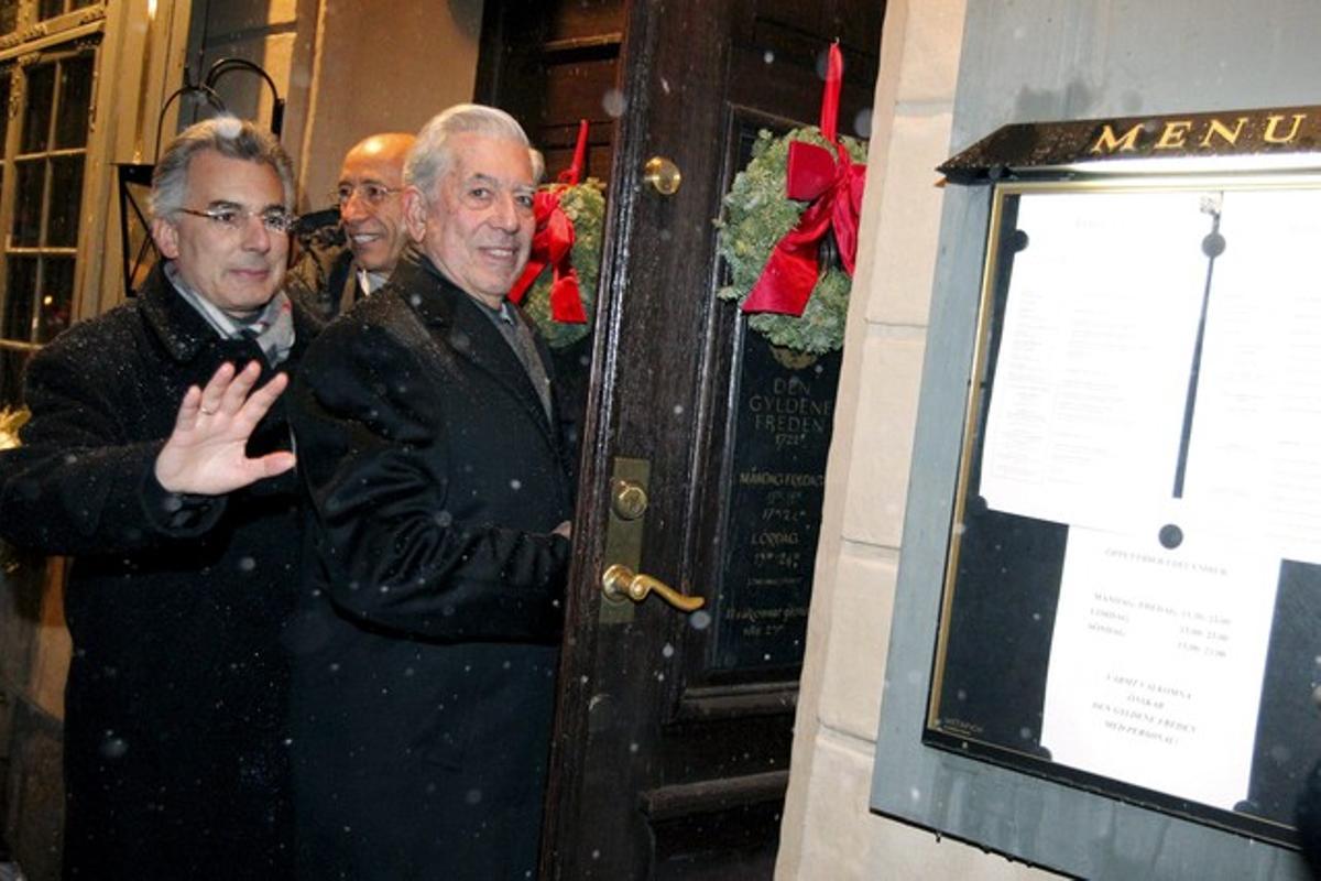 Vargas Llosa y su hijo Álvaro, a la entrada de un restaurante en Estocolmo.