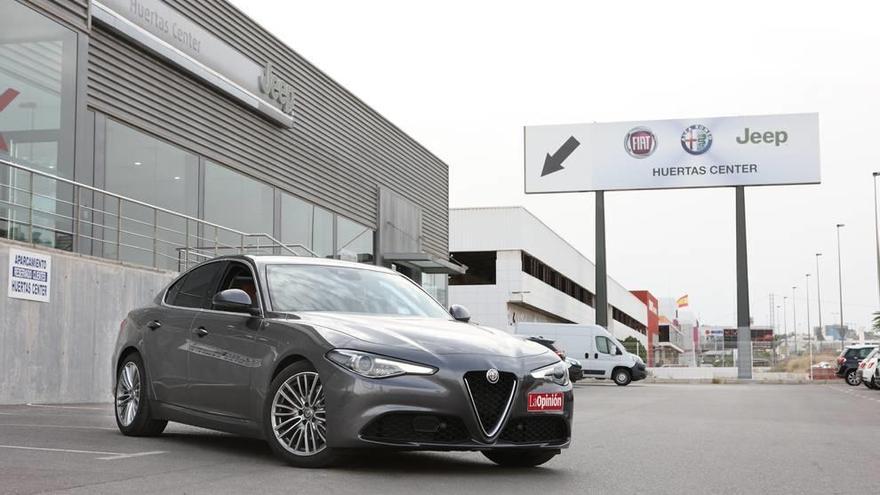 El nuevo Giulia luce delante de Huertas Center, concesionario oficial de Alfa Romeo en Murcia; por acabados y diseño compite en la zona alta del segmento de berlinas de menos de 4,70 metros