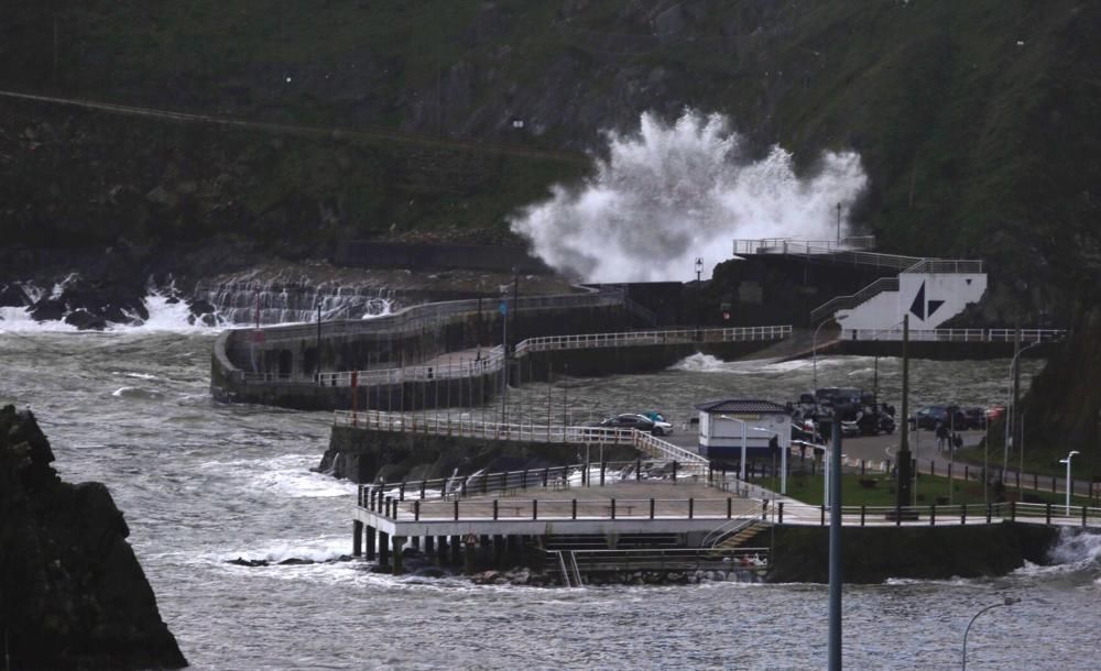 Temporal en Asturias: Alerta roja por viento y oleaje