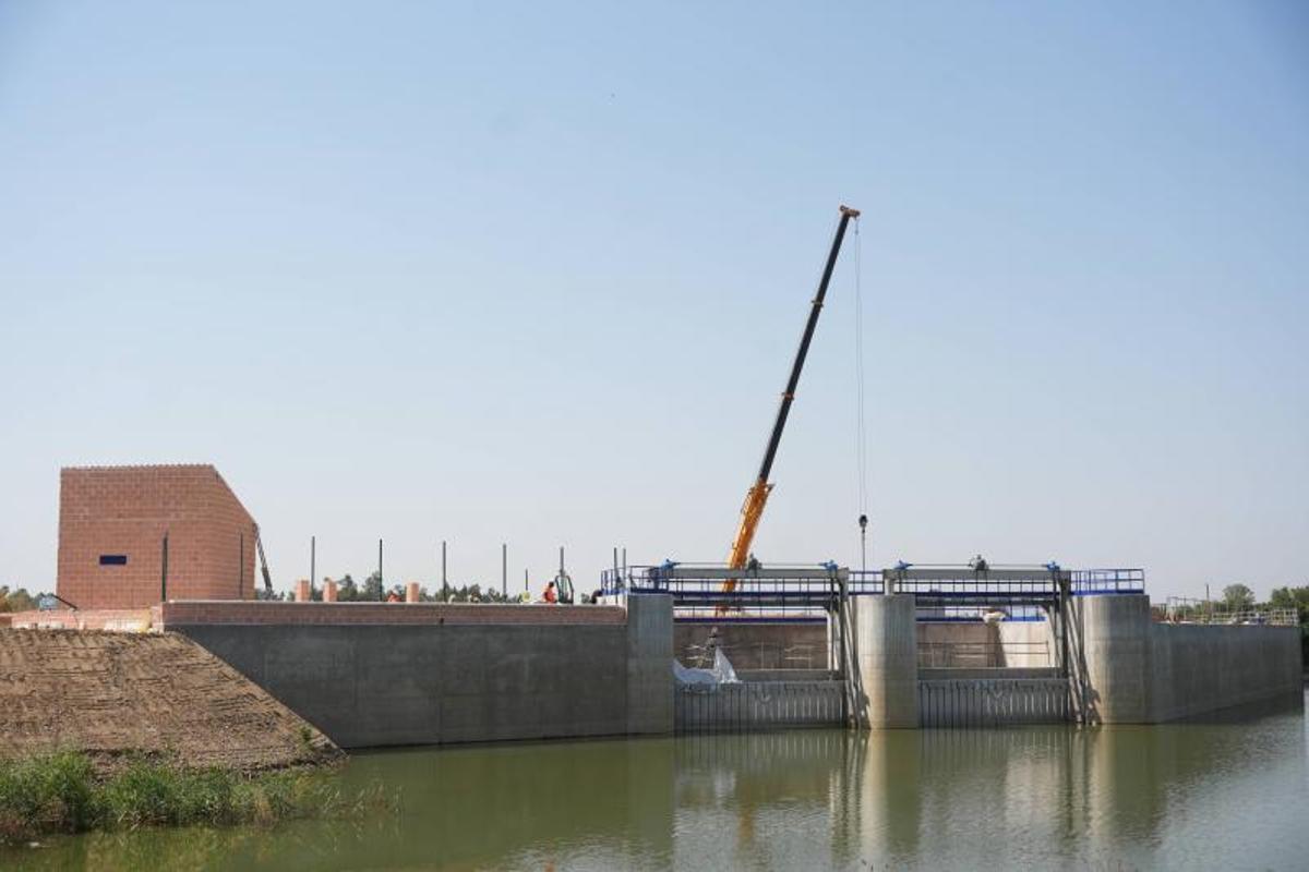Las obras para las compuerta en el azud de La Granadilla terminan este mes.