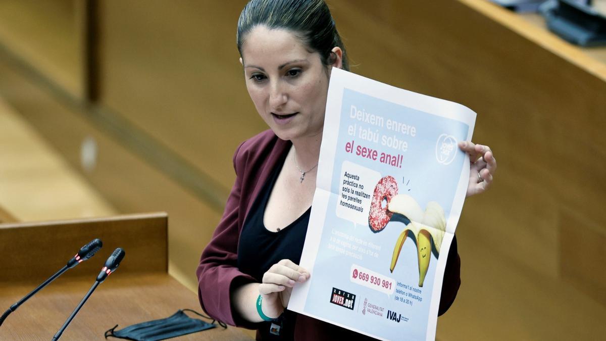 Ana Vega mostrando el cartel de la campaña