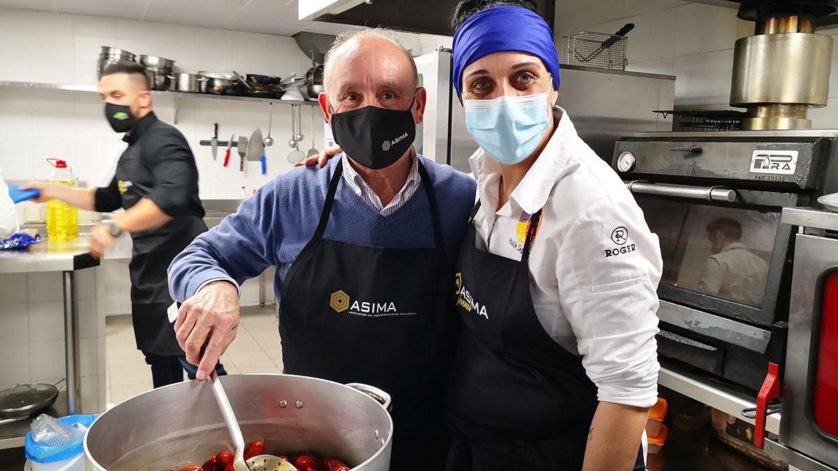 El presidente de ASIMA, Francisco Martorell Esteban junto a la chef María Salinas.