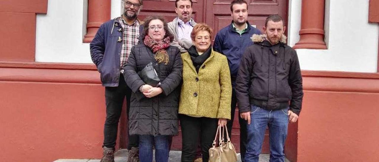 José Luis Álvarez, a la izquierda, con el resto de cosecheros del colectivo, en Villaviciosa.