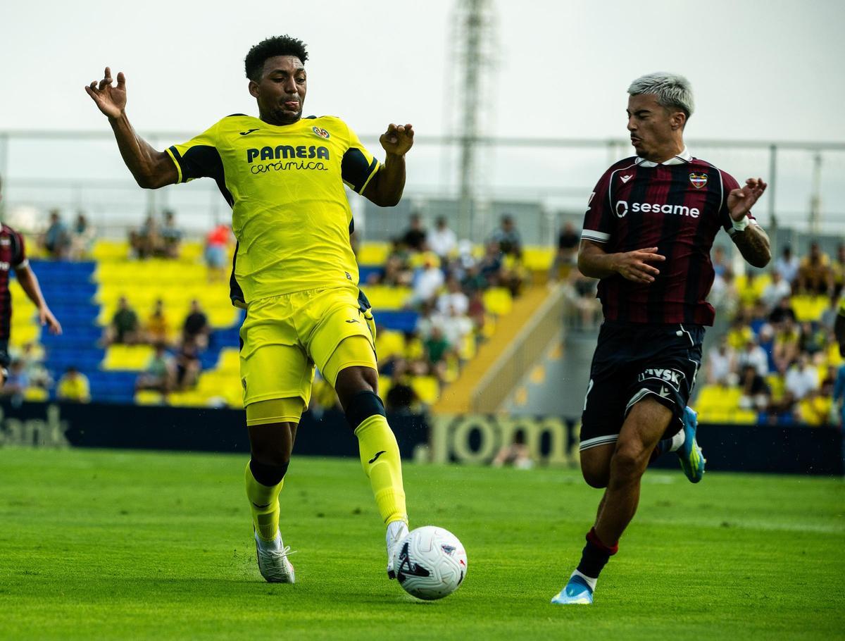 Paco Cortés disputa un balón con Freeman