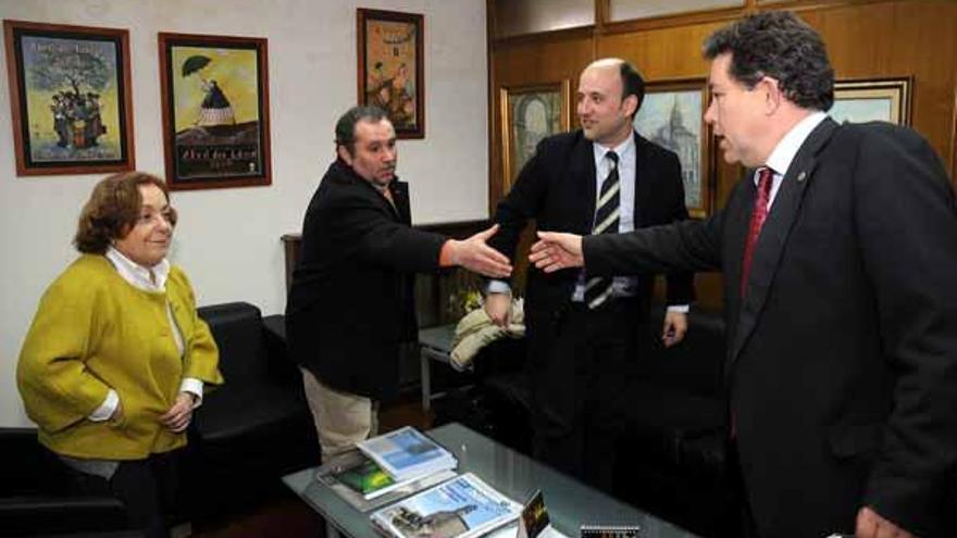 Castejón, junto a Fontes y Alonso, de la Fundación, que son saludados por el alcalde Lores