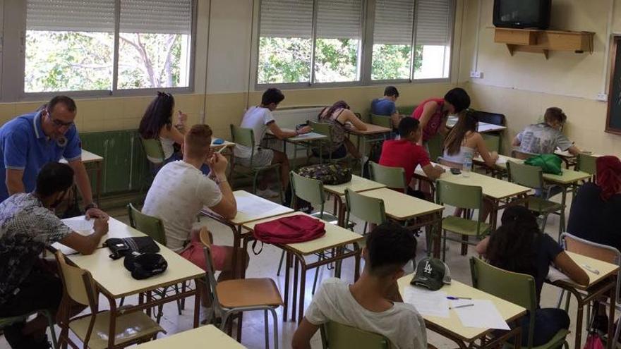 Alumnos durante el examen en el IES Canastell de San Vicente