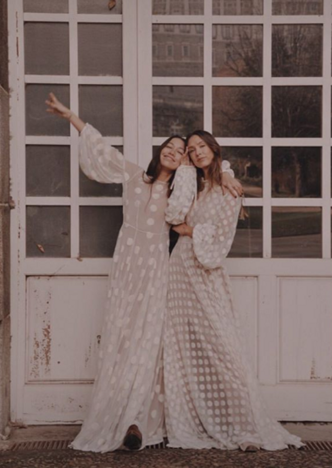 Melissa y Grace Villarreal con sendos vestidos de novia de aire románticos firmados por Inmaclé Barcelona