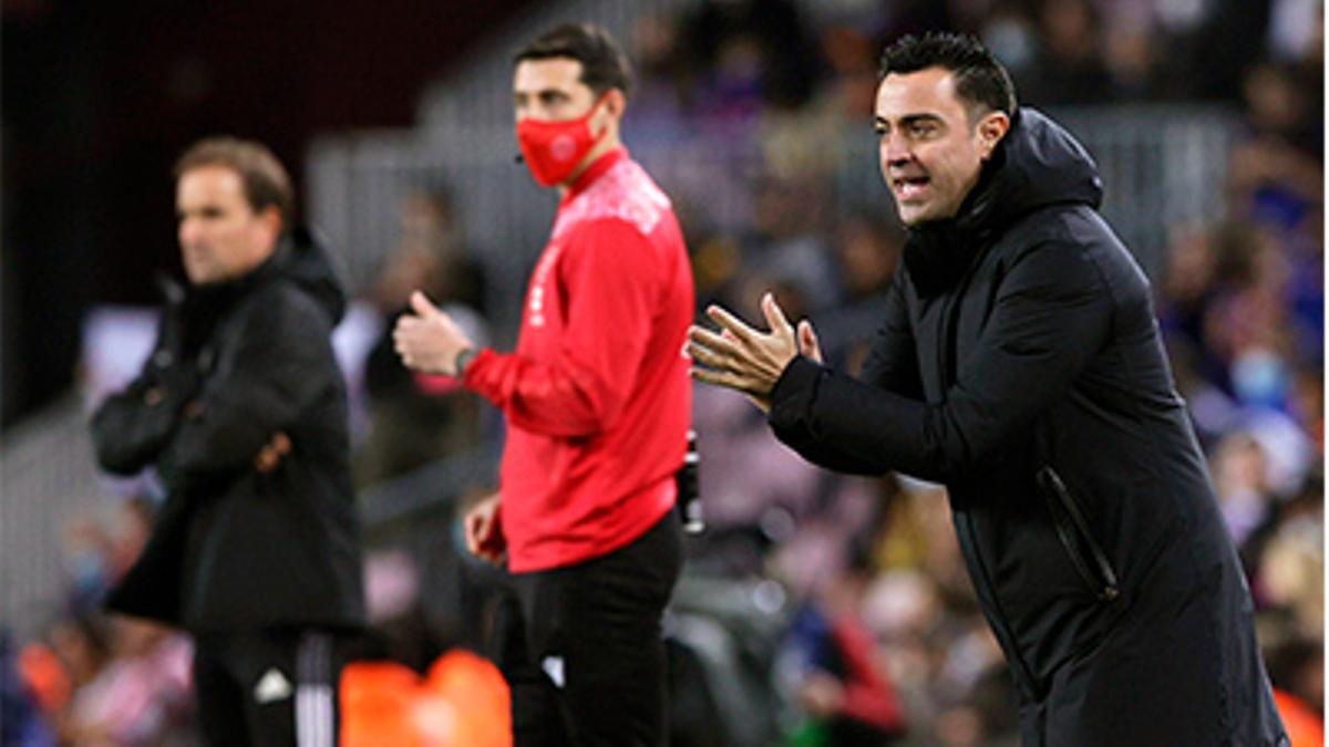 Xavi Hernández aplaude a los suyos en el encuentro ante Osasuna
