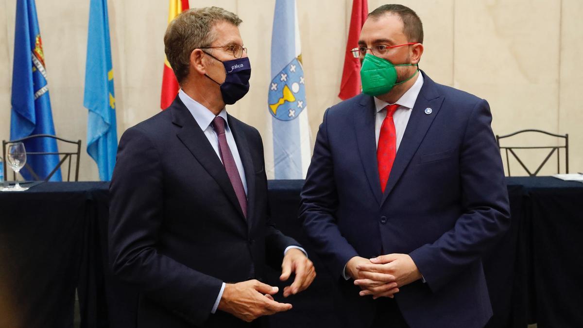 El presidente asturiano, Adrián Barbón, junto al gallego Alberto Nuñez Feijó.