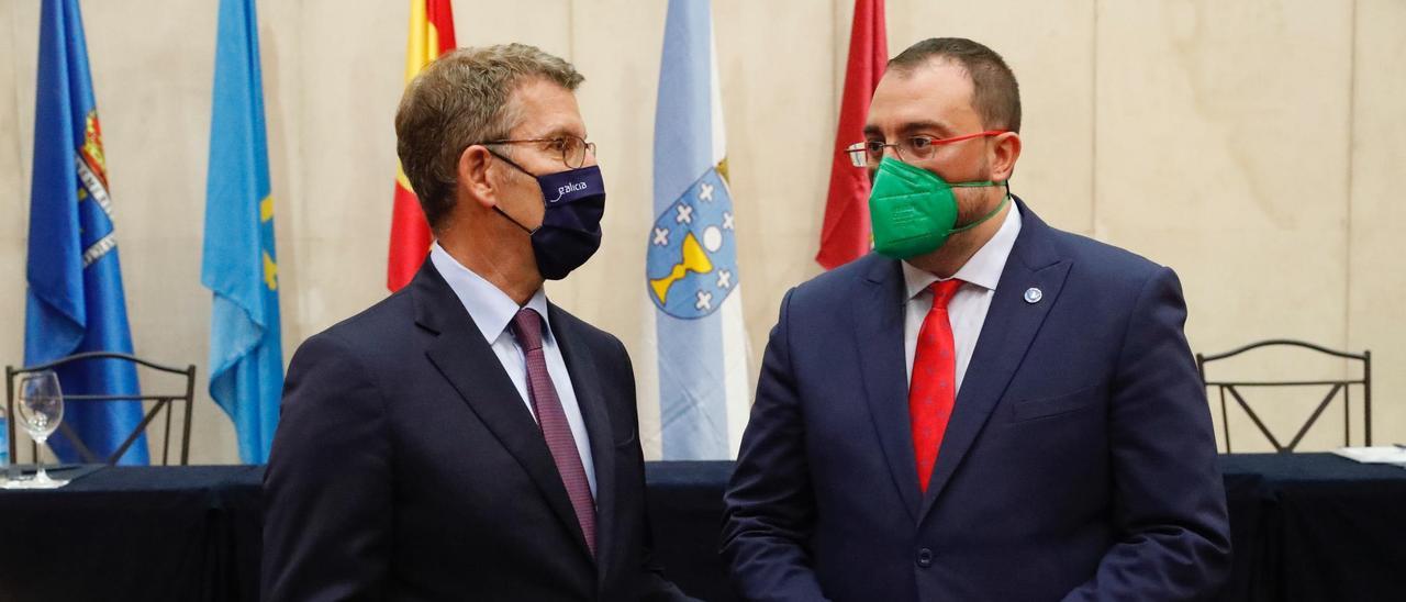 El presidente asturiano, Adrián Barbón, junto al gallego Alberto Nuñez Feijó.