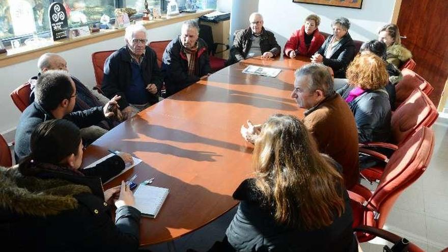 Salvador Meira, ayer, con representantes de las corales. // G. Núñez