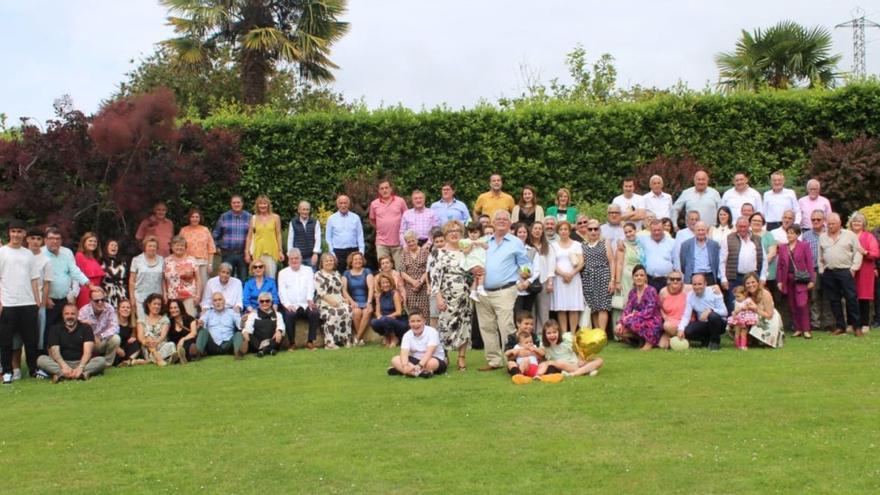 Familiares y amigos de la pareja, en el centro de la imagen, este fin de semana en Illas.