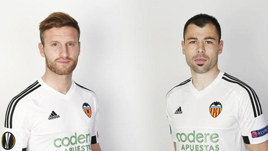 Mustafi y Javi Fuego posan con la camiseta que el Valencia llevará mañana ante el Athletic.