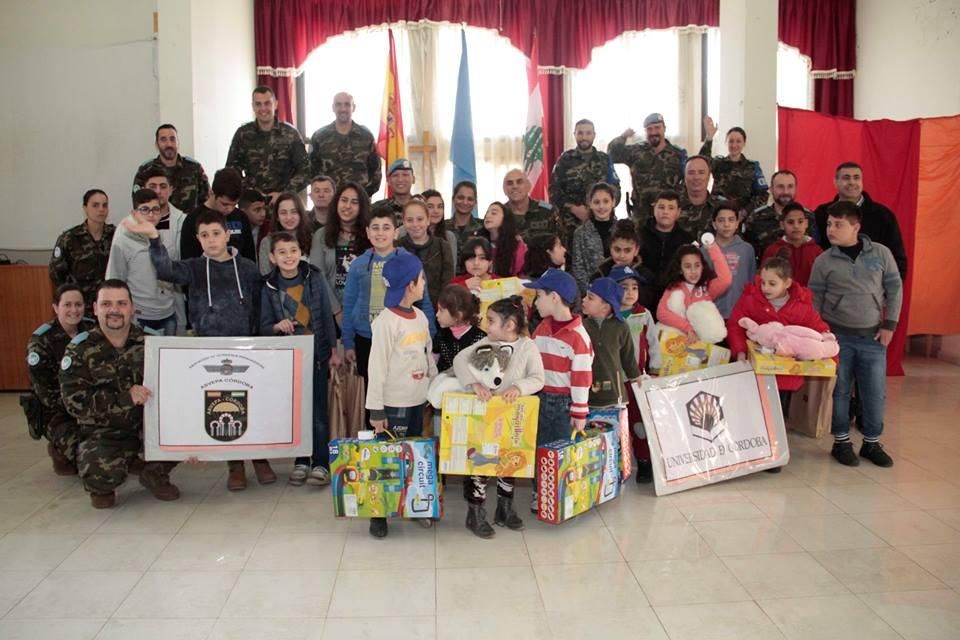 FOTOGALERÍA / La Brigada Líbano entrega juguetes a niños de un orfanato