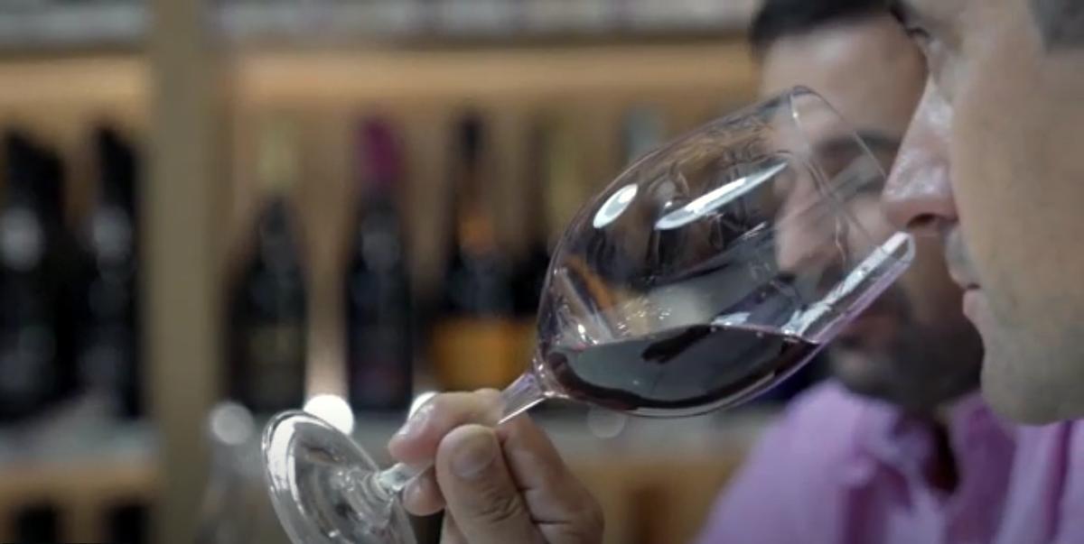 Els germans Oliva tasten un vi