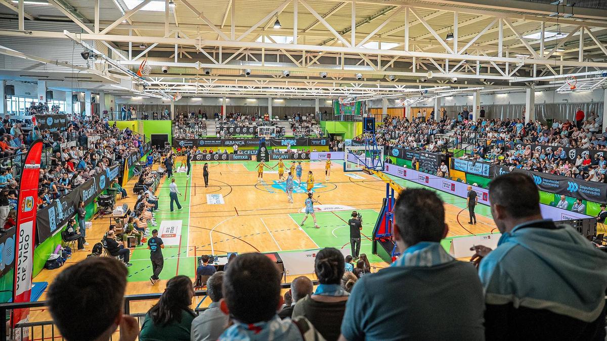 Aspecto del pabellón de Navia durante el partido.