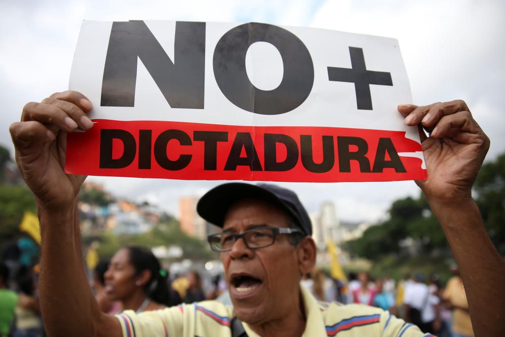 Centenares de personas han salido a las calles para protestar contra las últimas maniobras del régimen de Maduro.