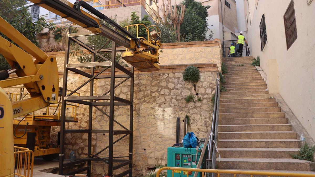 Los trabajos de instalación del ascensor al lado de las escaleras de la calle Jilguero de Benidorm.
