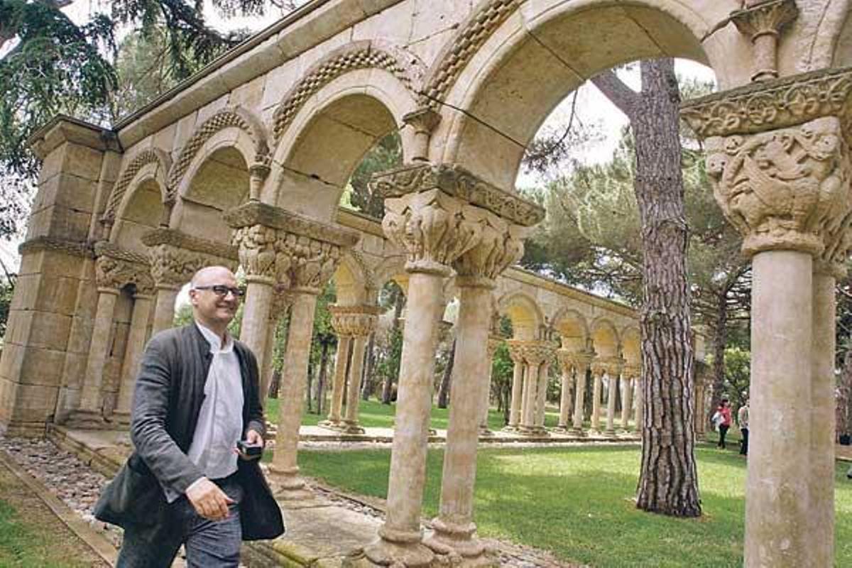 Gerardo Boto, en su primera inspección "en vivo" del claustro de Palamós. // "Diari de Girona"