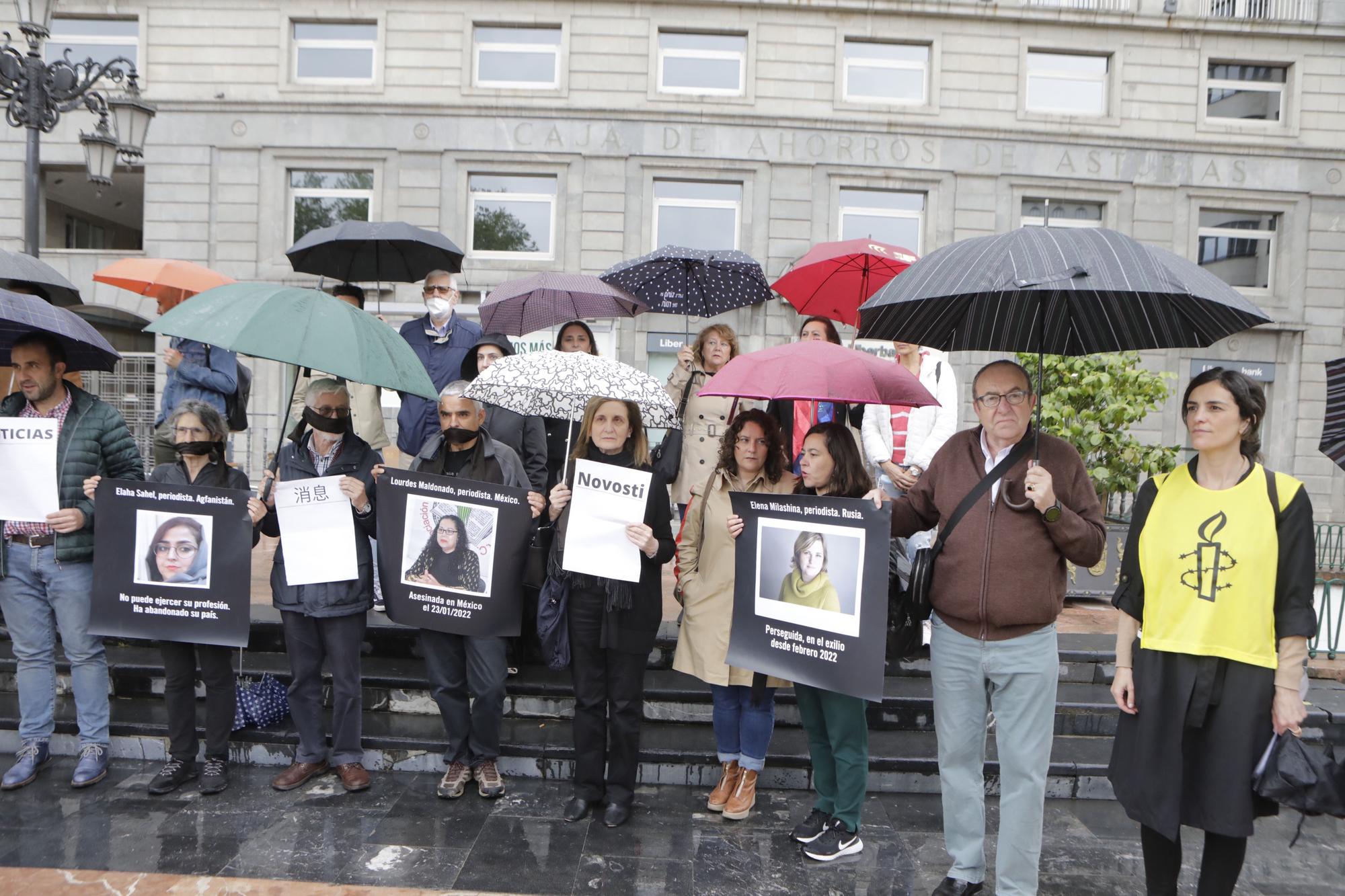 EN IMÁGENES: Así fue la concentración contra las persecuciones a periodistas en Oviedo