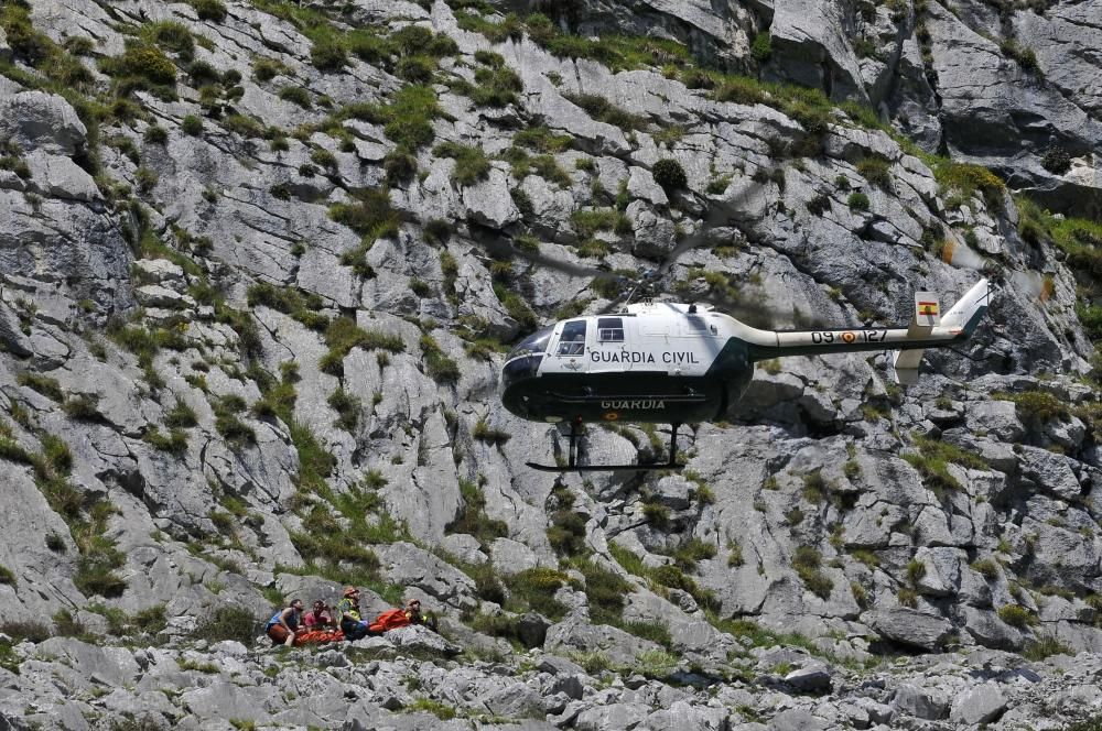 Rescate del policía nacional de Gijón fallecido en Morcín mientras hacía montañismo