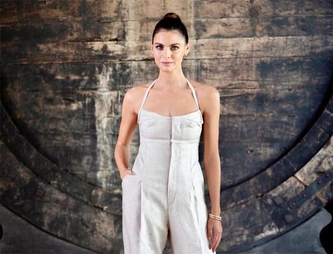 El look de Amaia Salamanca con mono de lino de Jacquemus en su debut como embajadora de Codorniu