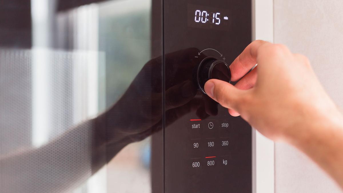 Malas noticias para los pensionistas que tienen un microondas u horno que no pueden desenchufar con facilidad: lo que van a pagar al mes