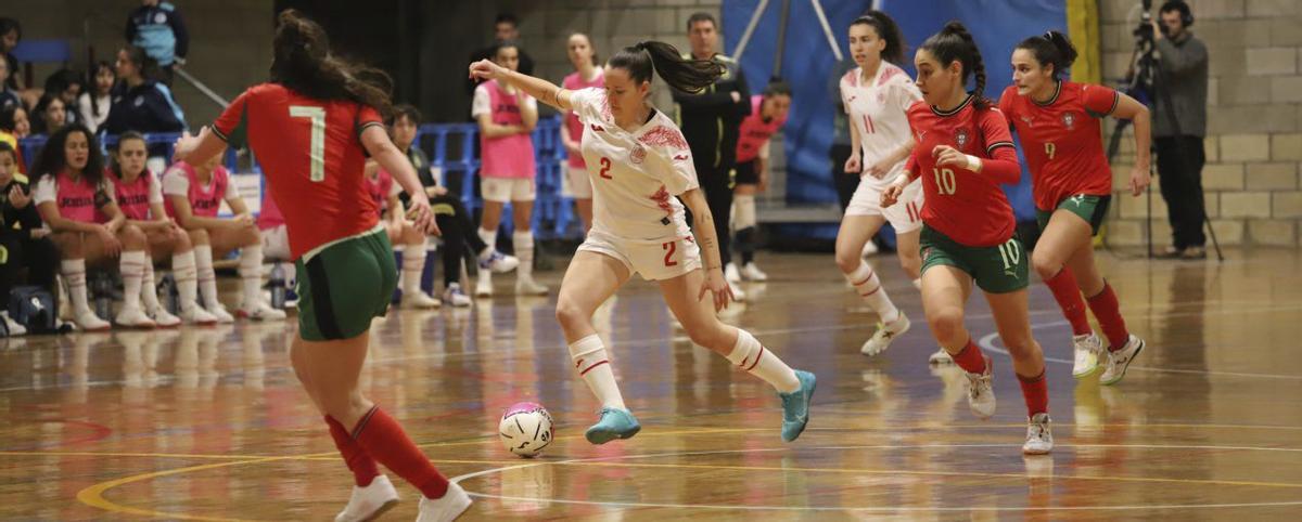 Una acción del partido entre España y Portugal disputado ayer en Villaviciosa.  | RFFPA