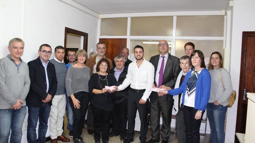 L&#039;acte de donació amb els representants convidats.