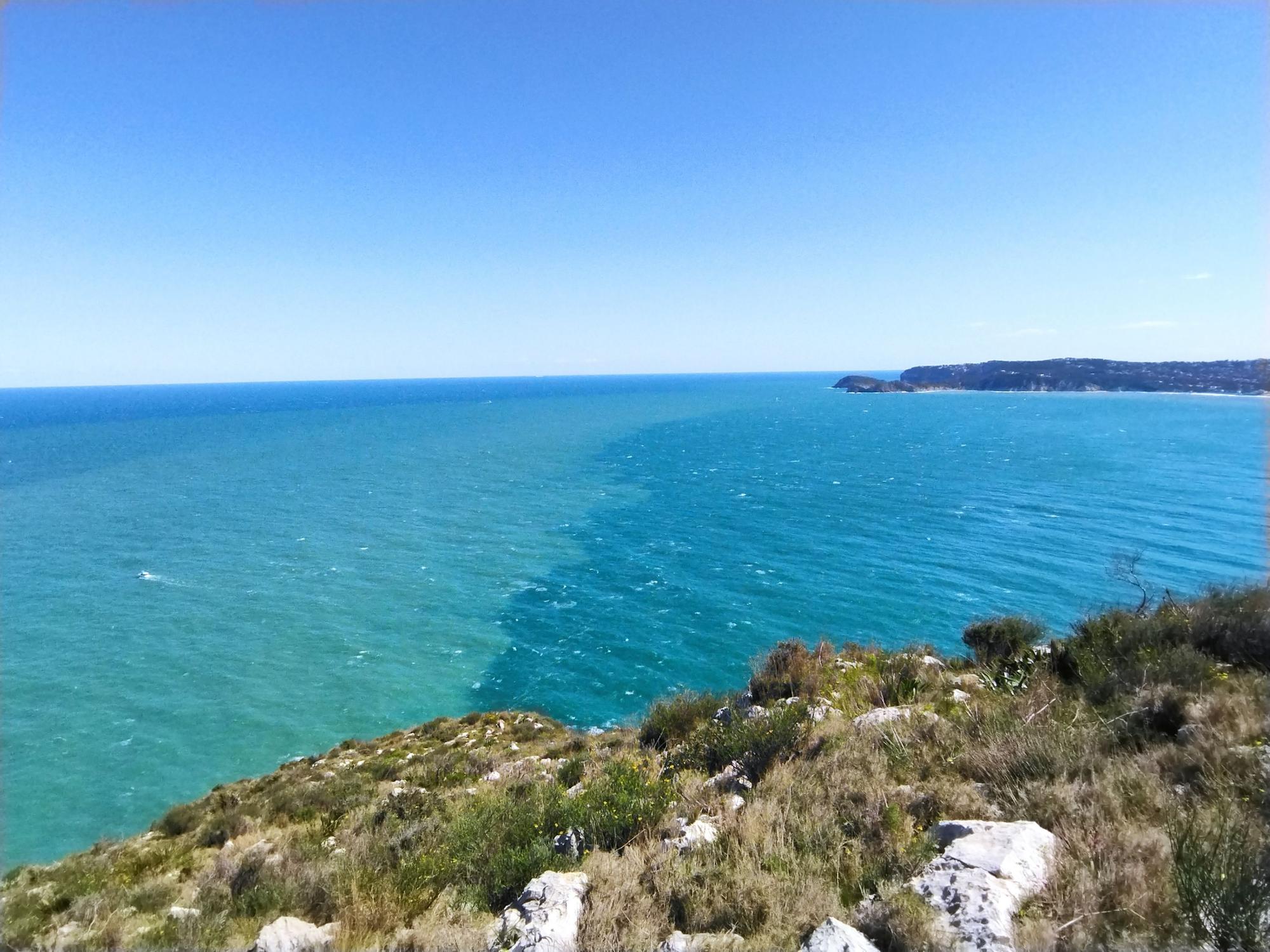 El contraste de azules en el mar, desde el mirador del cabo de Sant Antoni