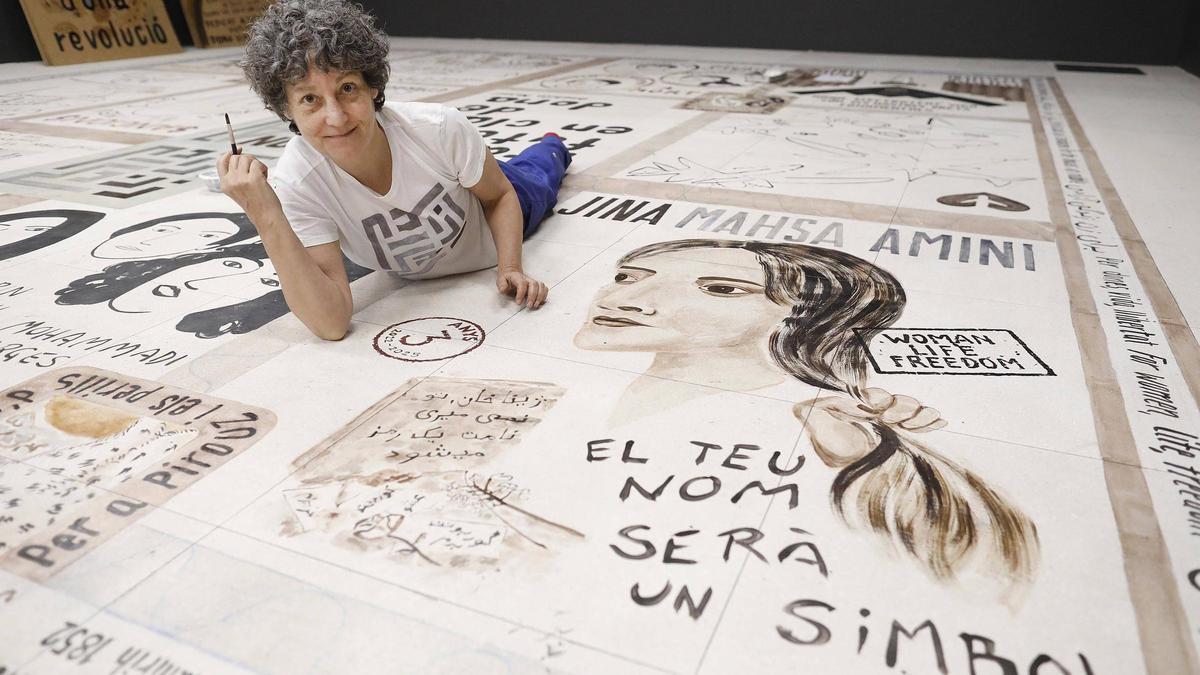 Tere Recarens, acabant el dibuix que fa al terra del Bòlit de la Rambla.