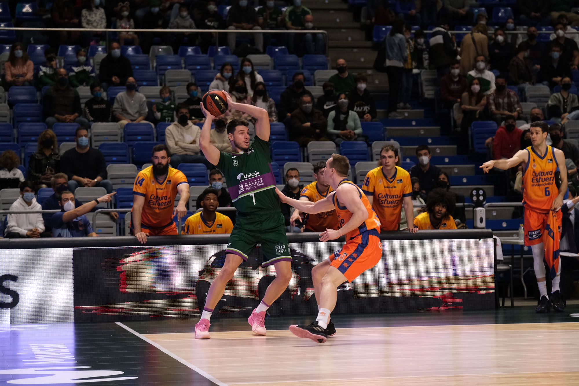 Las imágenes del Unicaja - Valencia Basket de la Liga Endesa.