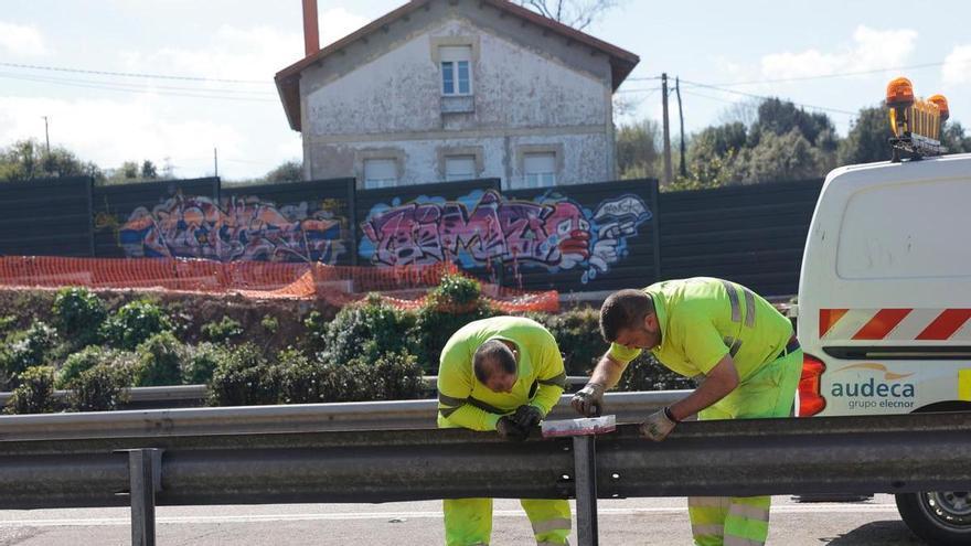 Investigan a cuatro jóvenes por las pintadas en los nuevos paneles antirruido de la autopista en Trasona