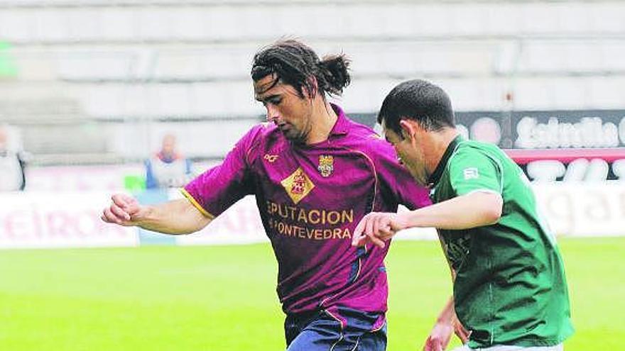 Jorge Rodríguez, a la izquierda, con la camiseta del Pontevedra, controla un balón ante un rival del Racing de Ferrol.