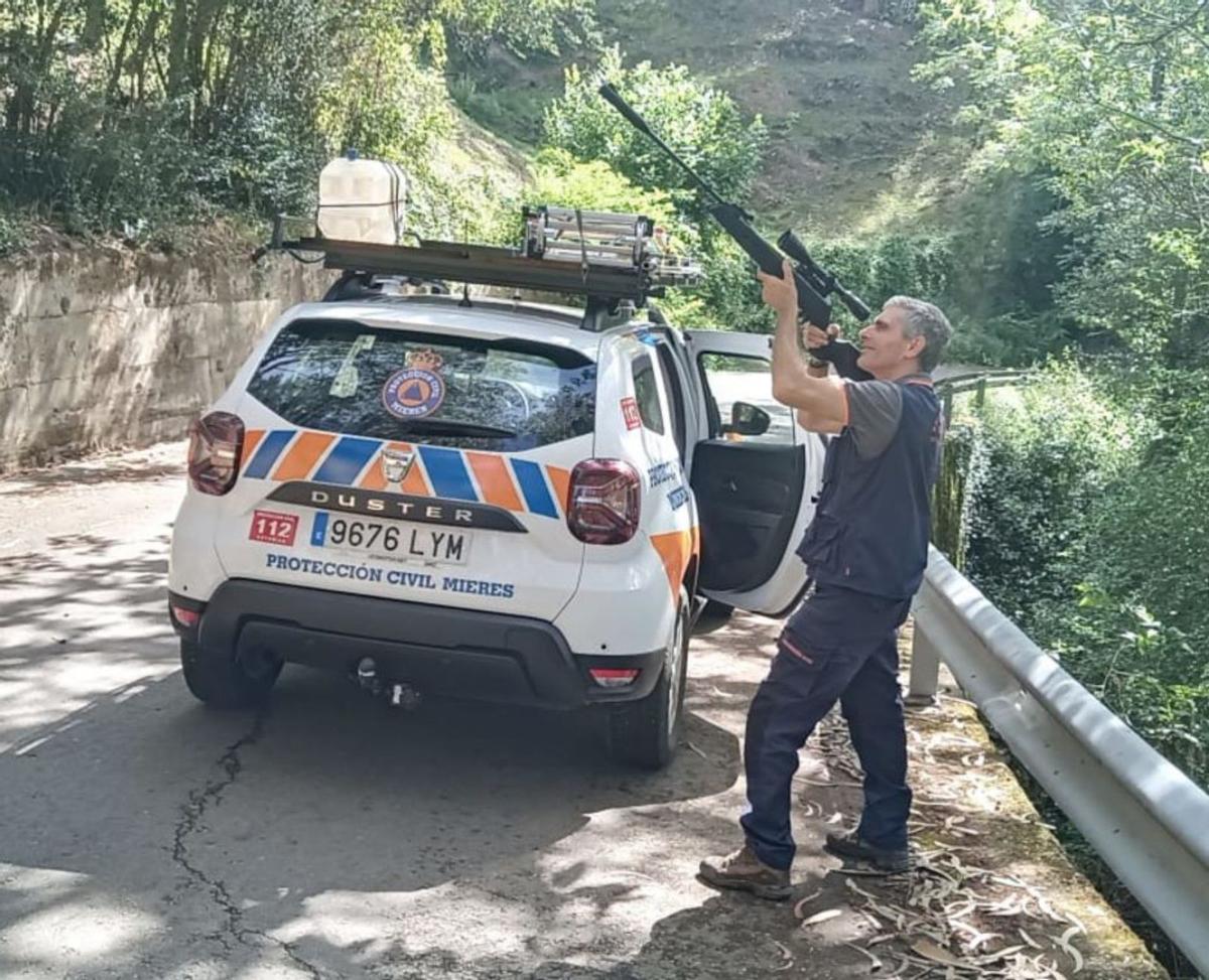 Miguel Pérez, disparando a un nido de avispas cerca de Paxío.