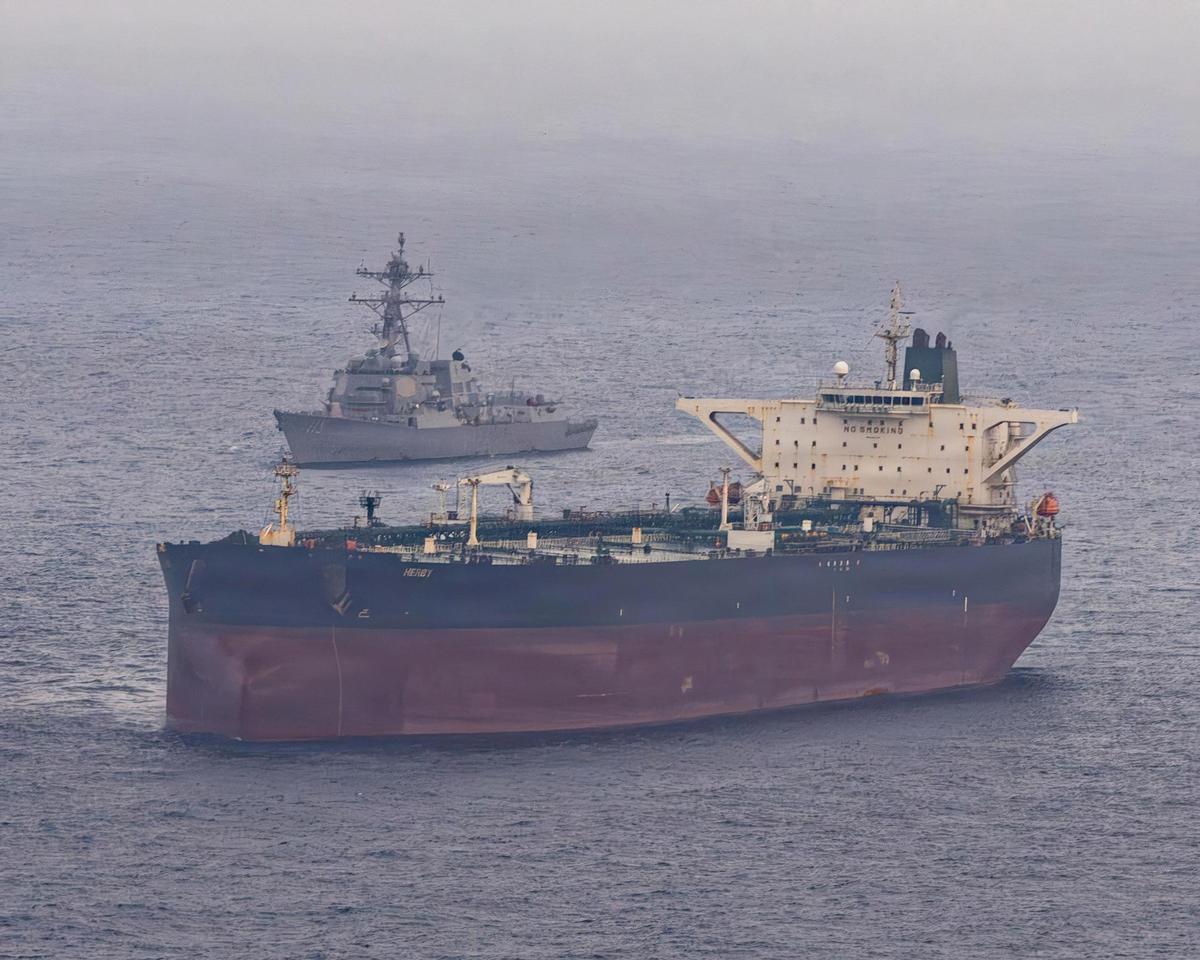 El petroli cau gairebé un 40% des dels seus màxims i esborra tota la pujada provocada per la guerra a l’Orient Mitjà