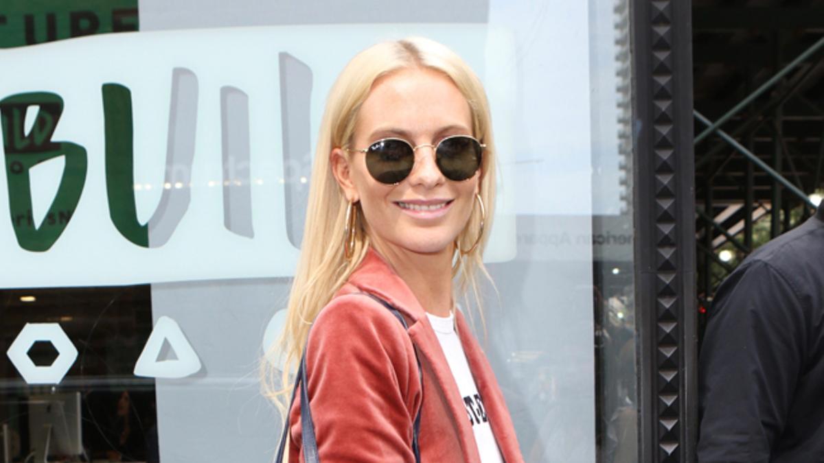 El look 'velvet' de Poppy Delevingne