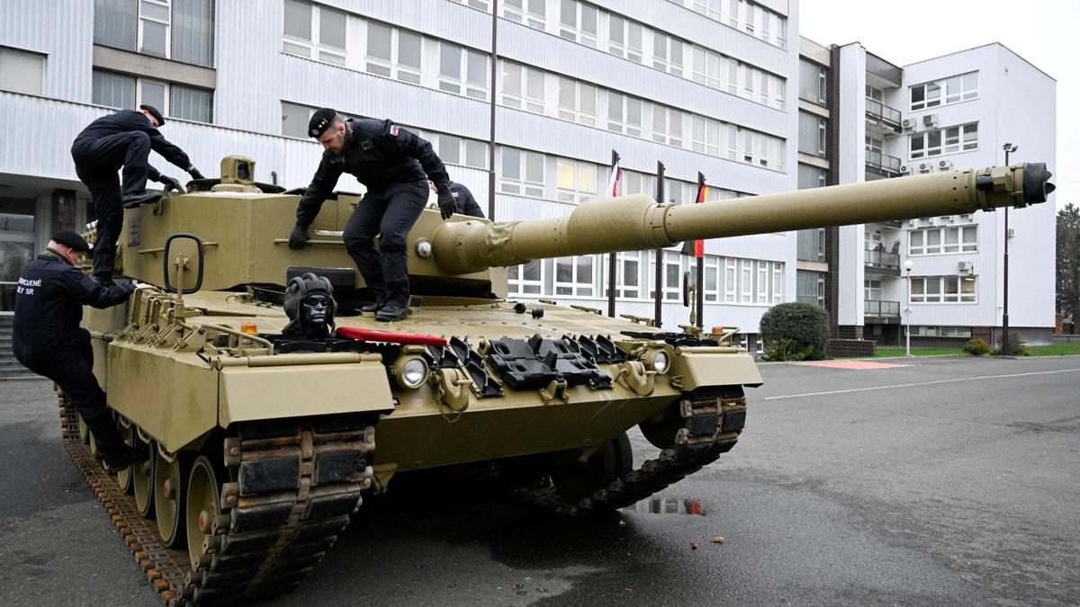 UKRAINE-CRISIS/BRITAIN Tanques Leopard