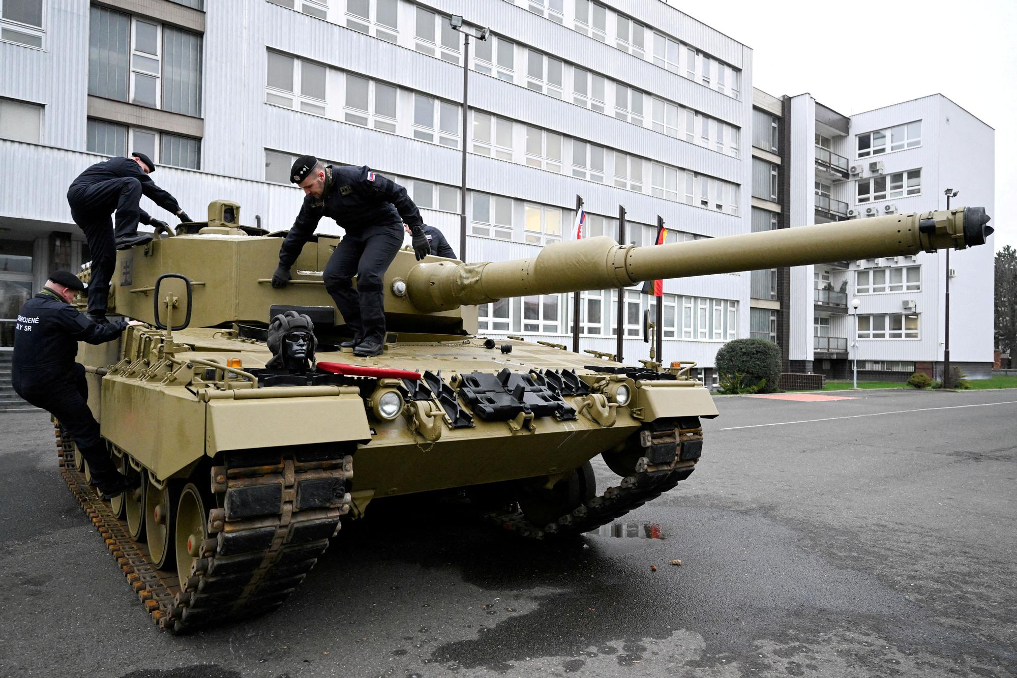 UKRAINE-CRISIS/BRITAIN Tanques Leopard