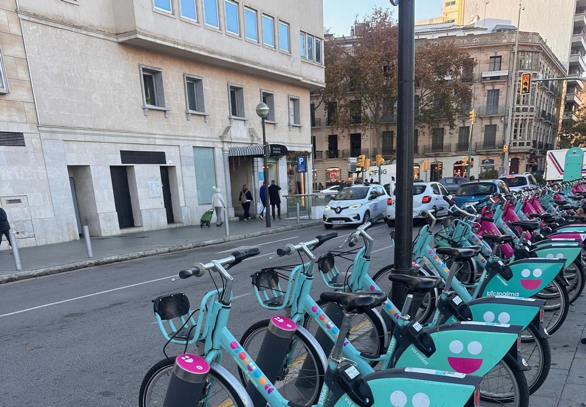 Die BiciPalma Station am Parc de Ses Estaciones ist voll belegt und doch lässt sich kein einziges Fahrrad benutzen.