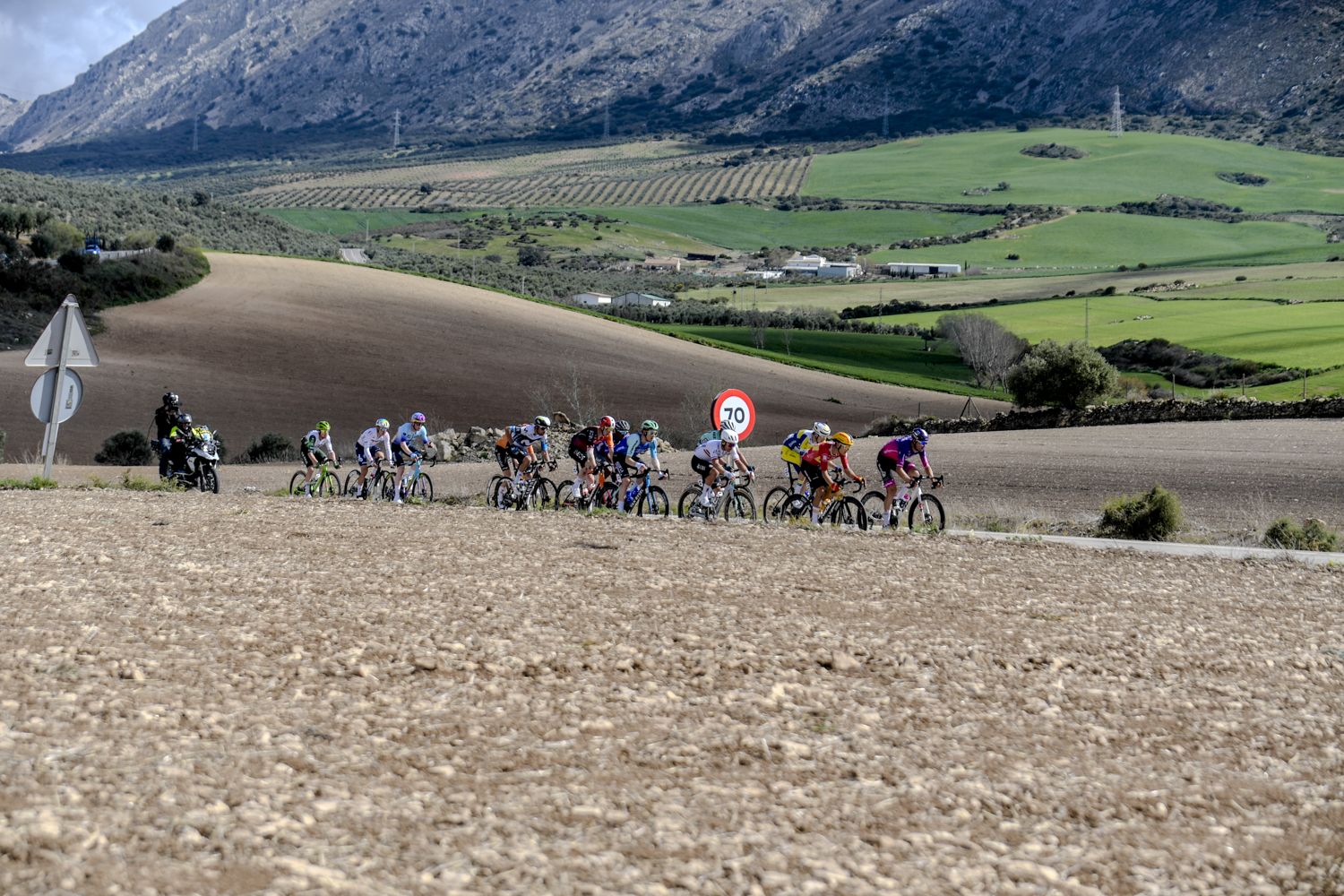 La salida de la etapa de Córdoba de la Vuelta a Andalucía en imágenes